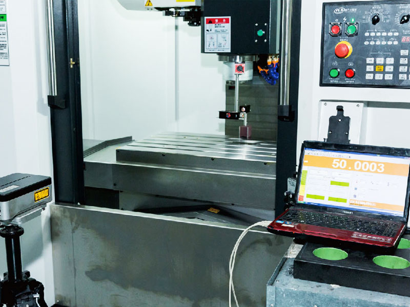 鐳射檢測，全行程運(yùn)動精度皆經(jīng)過鐳射校正補(bǔ)償，確保機(jī)臺之定位精度和重復(fù)定位精度。